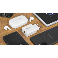 Nätadapter från Kruger&Matz med Quick Charge-funktion.