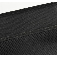 Huvudet under bilbarnstolen