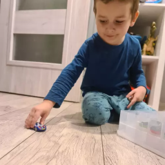 Bilar i färg/räddningsfordon 1:64- 16 st. Kruzzel 20352.