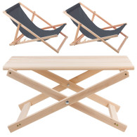 Två grå solstolar och ett hopfällbart bord.