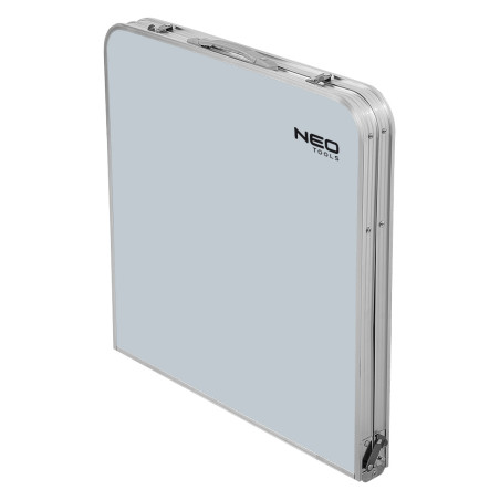 Bord och 4 hopfällbara stolar i en resväska.