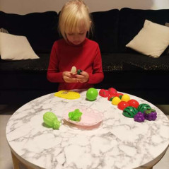 Frukt- och grönsaksskärset i korgen 22576