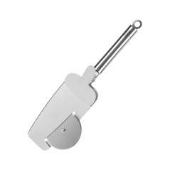 Pizza kniv med skärande skiva, skärande tänder på kanterna och en spade med klämma.