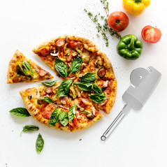 Pizza kniv med skärande skiva, skärande tänder på kanterna och en spade med klämma.