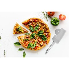 Pizza kniv med skärande skiva, skärande tänder på kanterna och en spade med klämma.