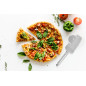 Pizza kniv med skärande skiva, skärande tänder på kanterna och en spade med klämma.