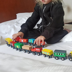 Träkön - tåg med 12 vagnar. Kruzzel 23522