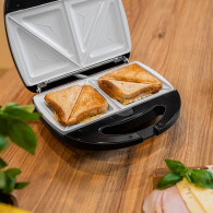 En 3-i-1 smörgåsgrill med keramiska insatser.