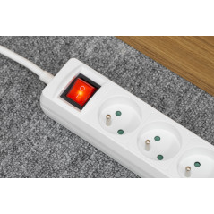 Förlängningssladd Rebel 3 uttag + 2 USB-uttag med strömbrytare - 1,5m