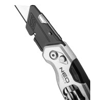 Kniv med vikbart trapezformat blad, 1+3 blad, 2 bitsar.