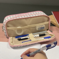 Pennfodral med tre fack - rutig Maaleo24514