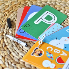 Utbildningsset lär känna bokstäver, utbildningslekar med en penna och sudd.