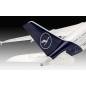 Modell av Airbus A380-800 i plastmaterial med Lufthansas nya färgsättning.