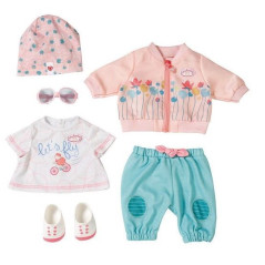 Baby Annabell klär på sig för cykelturen.