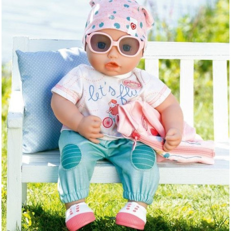 Baby Annabell klär på sig för cykelturen.