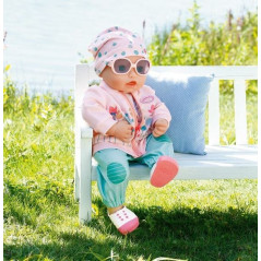 Baby Annabell klär på sig för cykelturen.