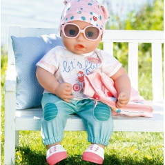 Baby Annabell klär på sig för cykelturen.