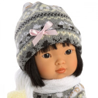 Dockan är en asiatisk tjej på 28 cm.