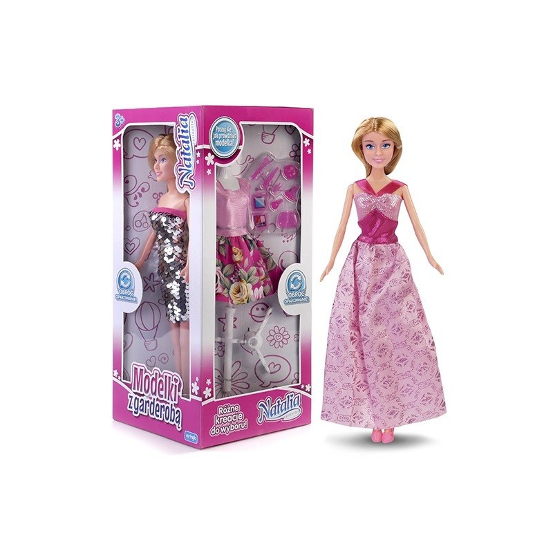 Dockan Natalia modell med en garderob på 29 cm.