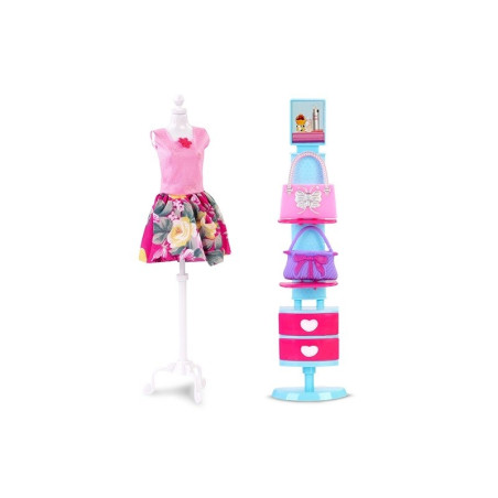 Dockan Natalia modell med en garderob på 29 cm.