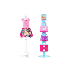 Dockan Natalia modell med en garderob på 29 cm.