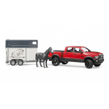 Bilen Ram 2500 Power Wagon med en hästtransportvagn.