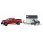 Bilen Ram 2500 Power Wagon med en hästtransportvagn.