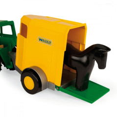 Bondbönden med traktor och häst i vagnen i lådan