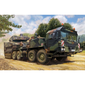 Modell av plast slt-56 traktor med 56 ton släpvagn.