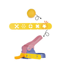 Set med plastinlerlek med en degpress.