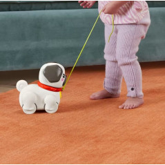 Figur av en promenerande hundvalp mops