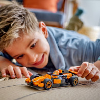 Klossar city 60442 F1 förare och McLaren-bilen