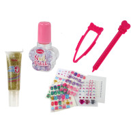 Resväska med nagelvårdsaccessoarer, manikyrnaglar och nageldekaler.