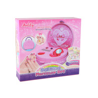 Resväska med nagelvårdsaccessoarer, manikyrnaglar och nageldekaler.