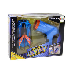 Sportbil som kör på väggar och tak med blå laser