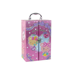 Skönhetssats för smink och naglar i en rosa necessär