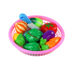 Set av grönsaker på en korg 8 st Tallrik Kniv