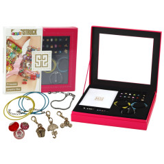 Armbandsmyckeset med pärlor och hängen