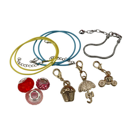 Armbandsmyckeset med pärlor och hängen