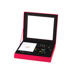 Armbandsmyckeset med pärlor och hängen