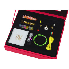 Armbandsmyckeset med hängsmycken och pärlor