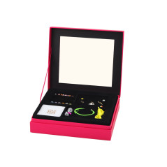 Armbandsmyckeset med hängsmycken och pärlor