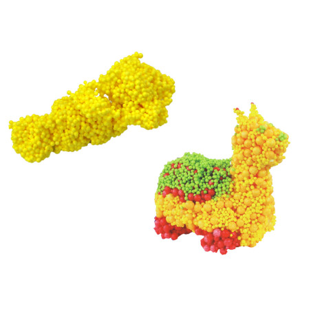 Squishy skumkulor i en kopp gul