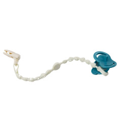 Dockan Bobas i vit-grå klädsel, mössa, napp och filt.