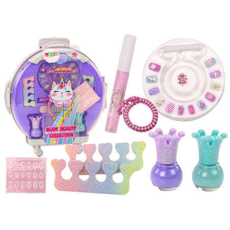 Set av kosmetika i en nagelväska för smink, lila väska, 9 delar.