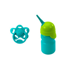 Dockan Bobas i Grå Pyjamas som Kissar Flask Napp Ljud