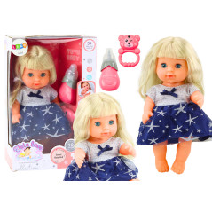 Dockan i marinblå klänning som skakar en skallrande flaska ljud.