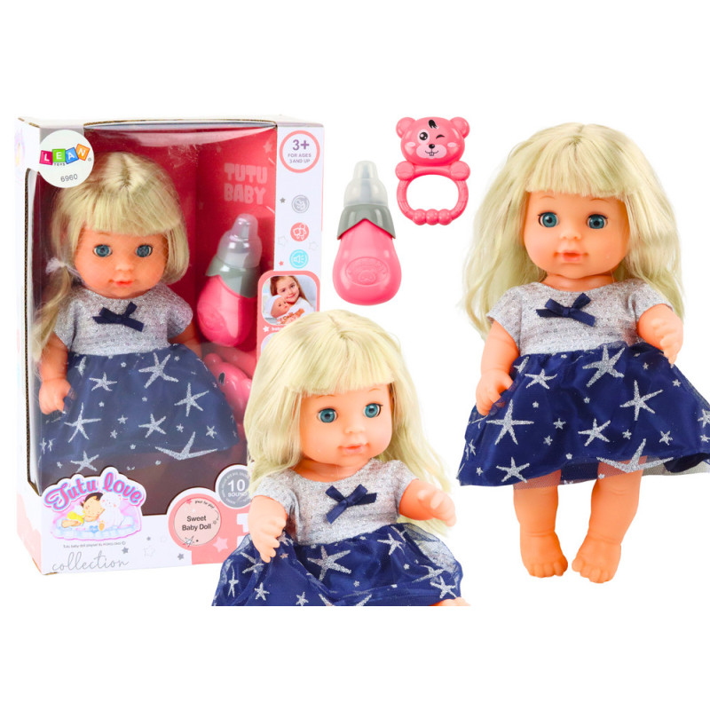 Dockan i marinblå klänning som skakar en skallrande flaska ljud.