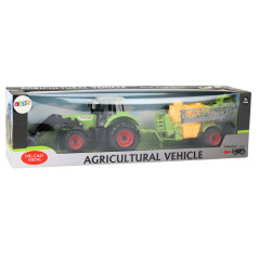 Jordbruks traktor med grön grävare och spruta.