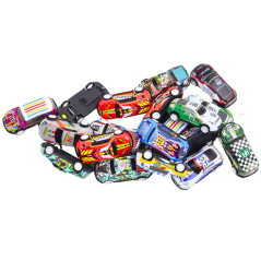 Biluppsättning i resväska med 25 stycken leksaksbilar och trafikskyltar.